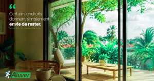 Une grande baie vitrée, une fenêtre aluminium laissant entrer la lumière ou une ouverture sur le jardin peuvent transformer un intérieur en un véritable espace de vie.