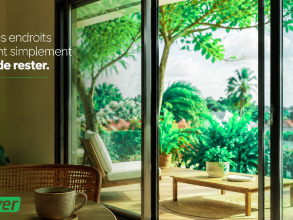 Une grande baie vitrée, une fenêtre aluminium laissant entrer la lumière ou une ouverture sur le jardin peuvent transformer un intérieur en un véritable espace de vie.