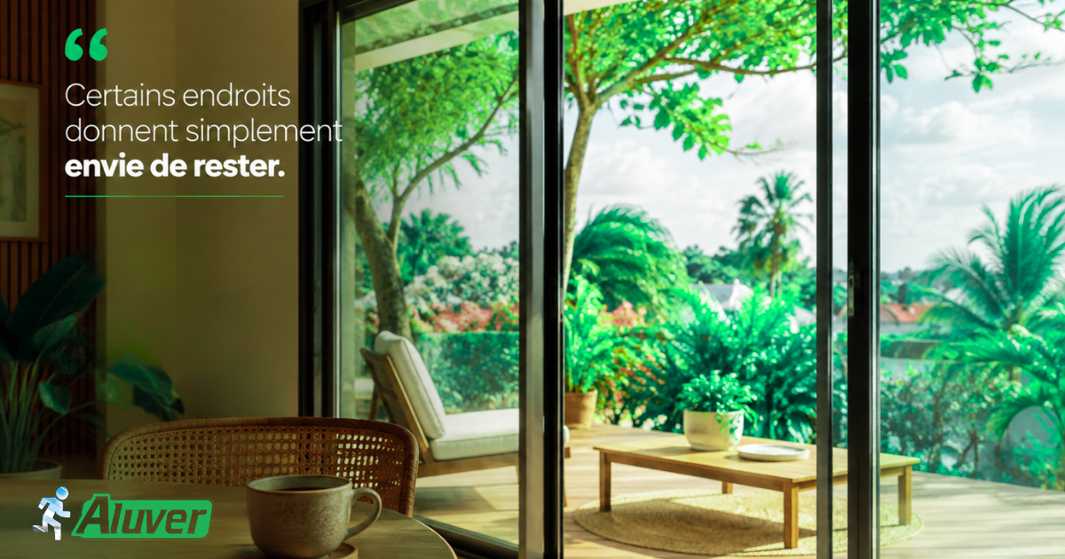 Une grande baie vitrée, une fenêtre aluminium laissant entrer la lumière ou une ouverture sur le jardin peuvent transformer un intérieur en un véritable espace de vie.